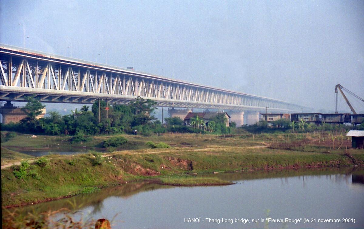 HANOÏ - Pont Thang-Long C'est le plus récent des 3 ponts de franchissement du «Fleuve Rouge». Au NW de Hanoï, il est situé sur la voie rapide qui mène à l'Aéroport international Noi-Bai