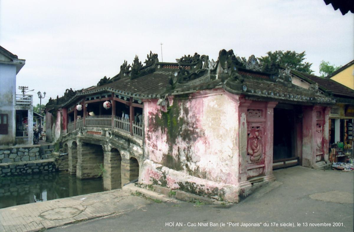 HOÏ AN (Centre Viet Nam) - Le «Pont Japonais» Ce pont couvert de 20 m de long, construit à la fin du 16e siècle, reliait le quartier japonais au quartier chinois