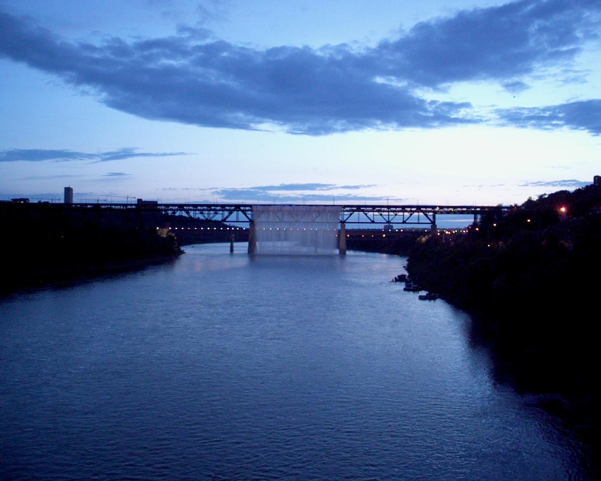 High Level Bridge, Edmonton, Alberta La chute d'eaux est activé. Photo prise le Canada Day à 10h45