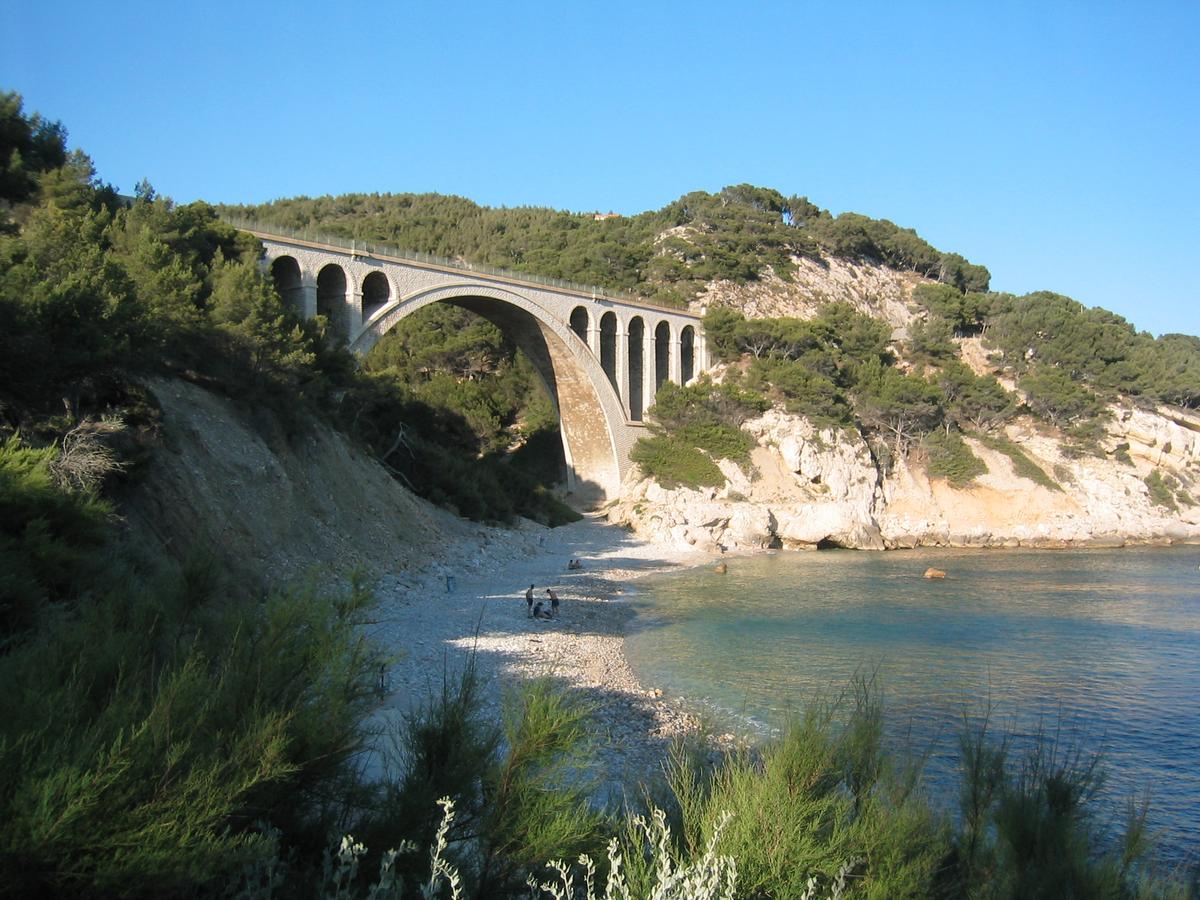 Pont de la Calanque des Eaux Salées et sa plage 