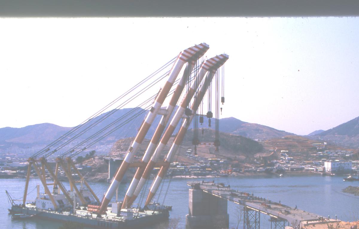 Dolsan Bridge, Korea. Erection of side span using floating crane 