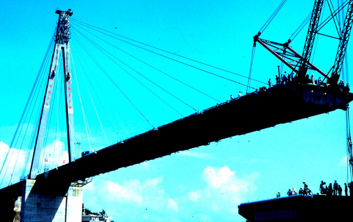 Dolsan BridgeLift from barge with engineers on deck 