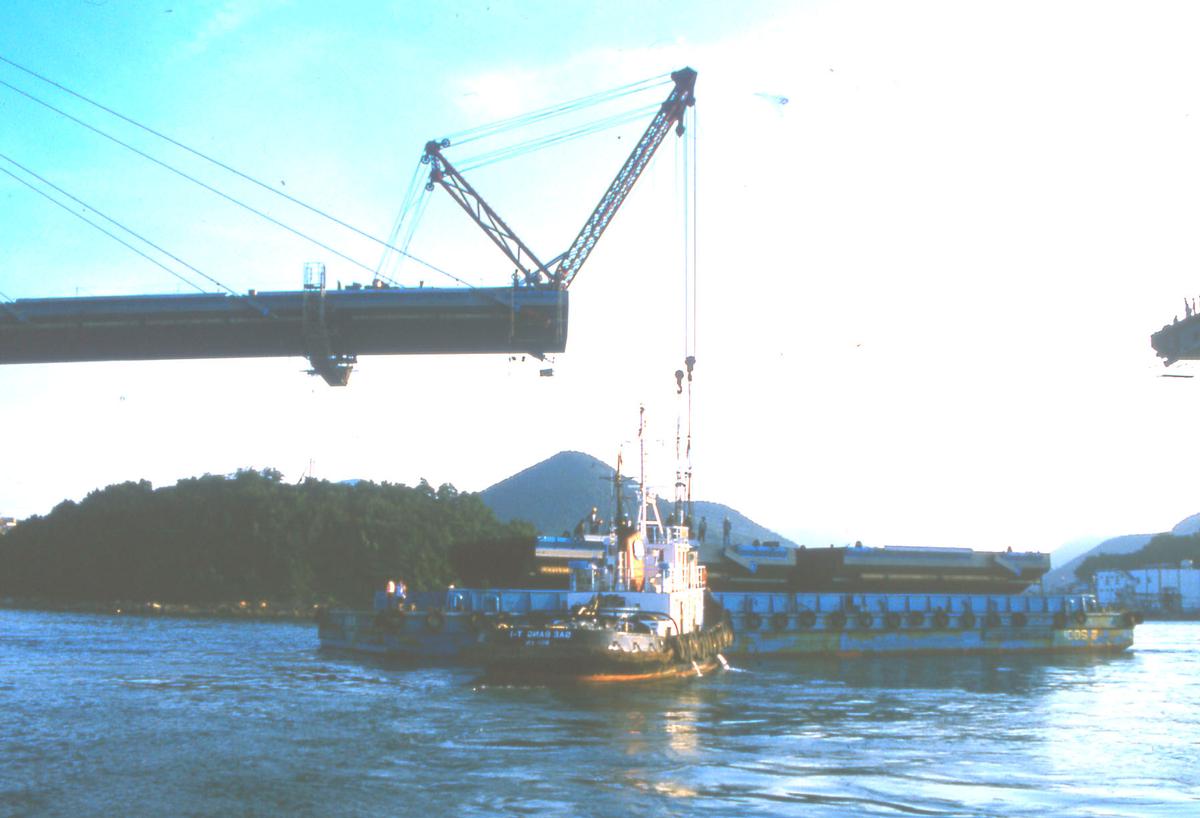 Dolsan BridgeLifting of deck elements from barge 