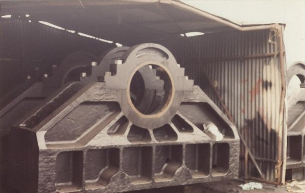 Thames BarrierAssemby of Thames Barrier Trunnions at Port Clarance 