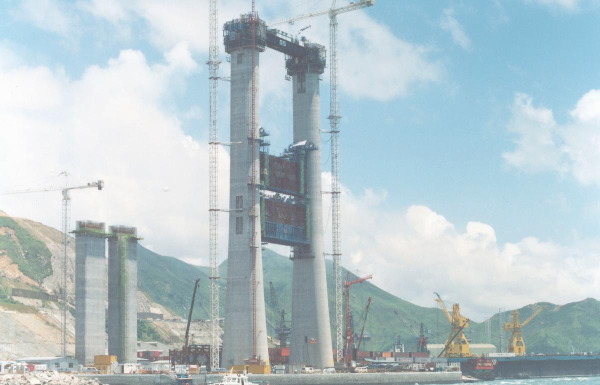Tsing Ma Bridge. Strandjacking steel crossframes into place 