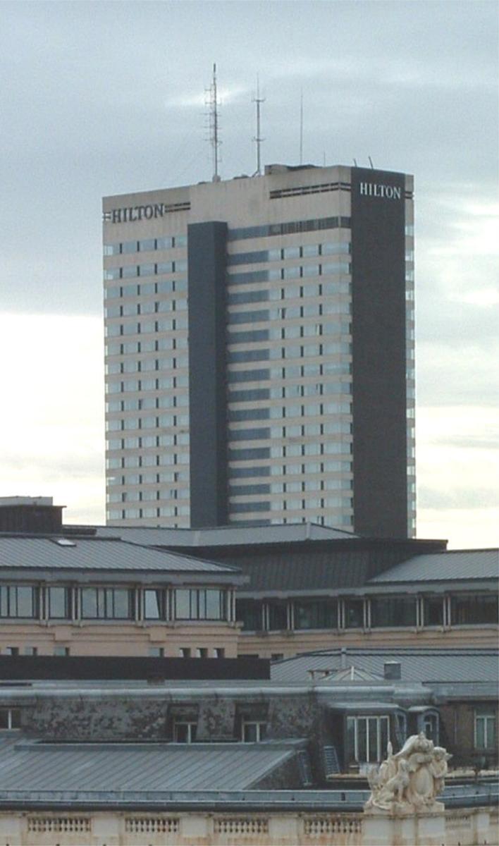 Tour Hilton à Bruxelles Tour Hilton de Bruxelles construite en 1967. Affectation: Hôtel (Hilton) Hauteur de l'immeuble: 99 m. Hauteur au sommet de l'antenne: 115 m