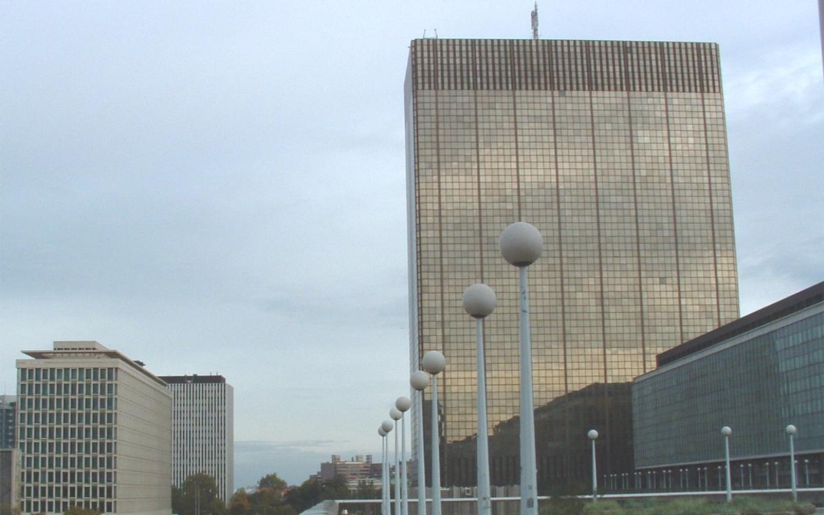 Fiche média no. 30114 Tour des Finances à Bruxelles. Année de construction: 1984. Affectation: bureaux. Hauteur de l'immeuble: 140 m. Hauteur totale à la pointe de l'antenne: 160 m
