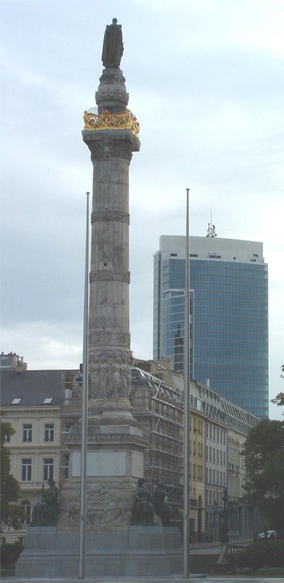 Tour Madou Plaza à Bruxelles Achevée en 2004. Hauteur de l'immeuble 120 m. Hauteur à la pointe de l'antenne: 135 m