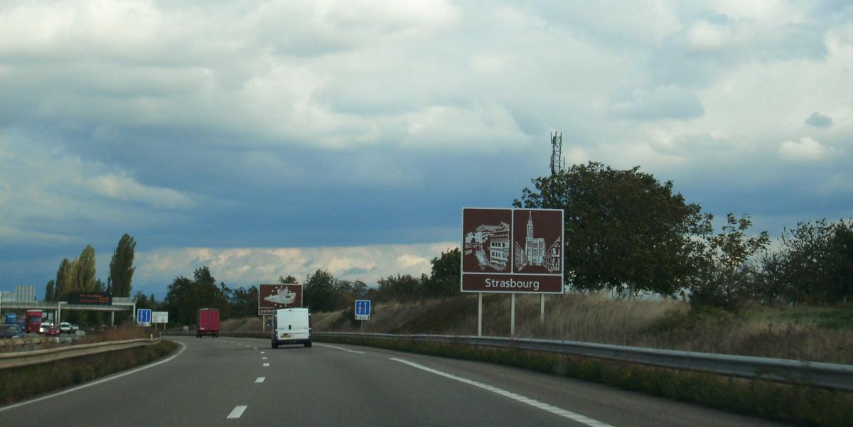 Autoroute A 35 au sud-ouest de Strasbourg. Vue en direction de Strasbourg 