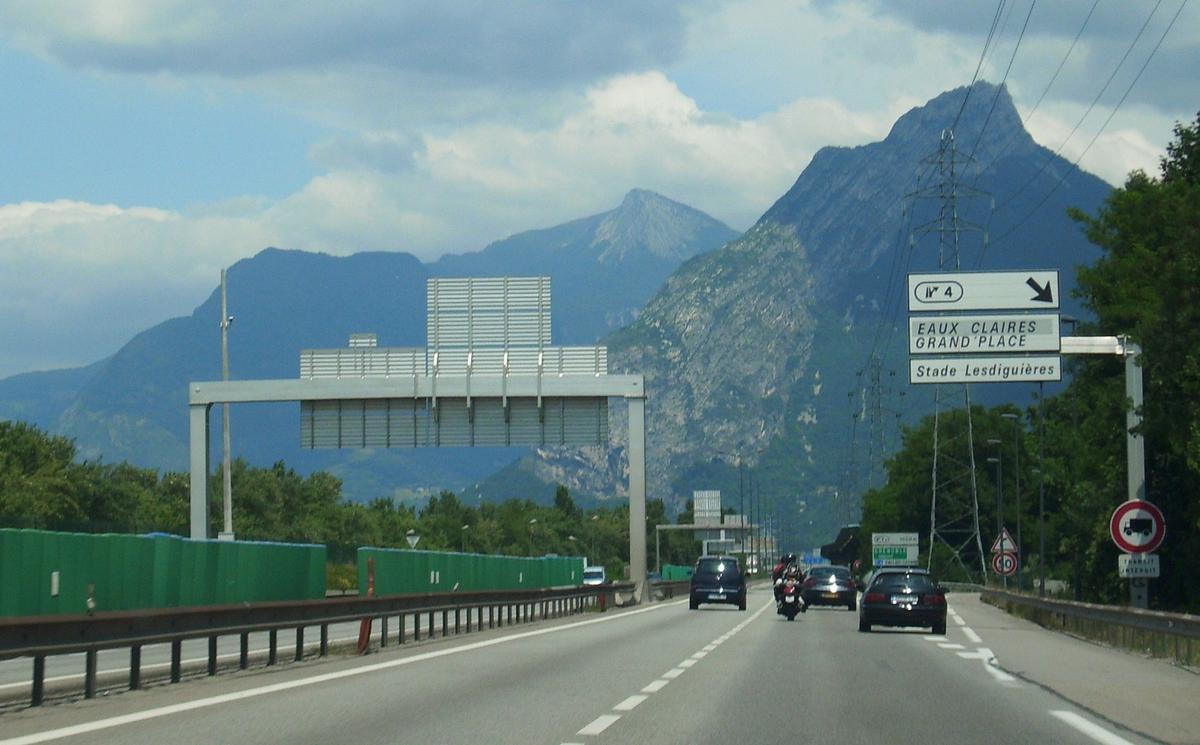 L'A 480 est une branche de l'A48 destinée à la déserte des quartiers ouest de Grenoble et à la jonction avec l'A51 