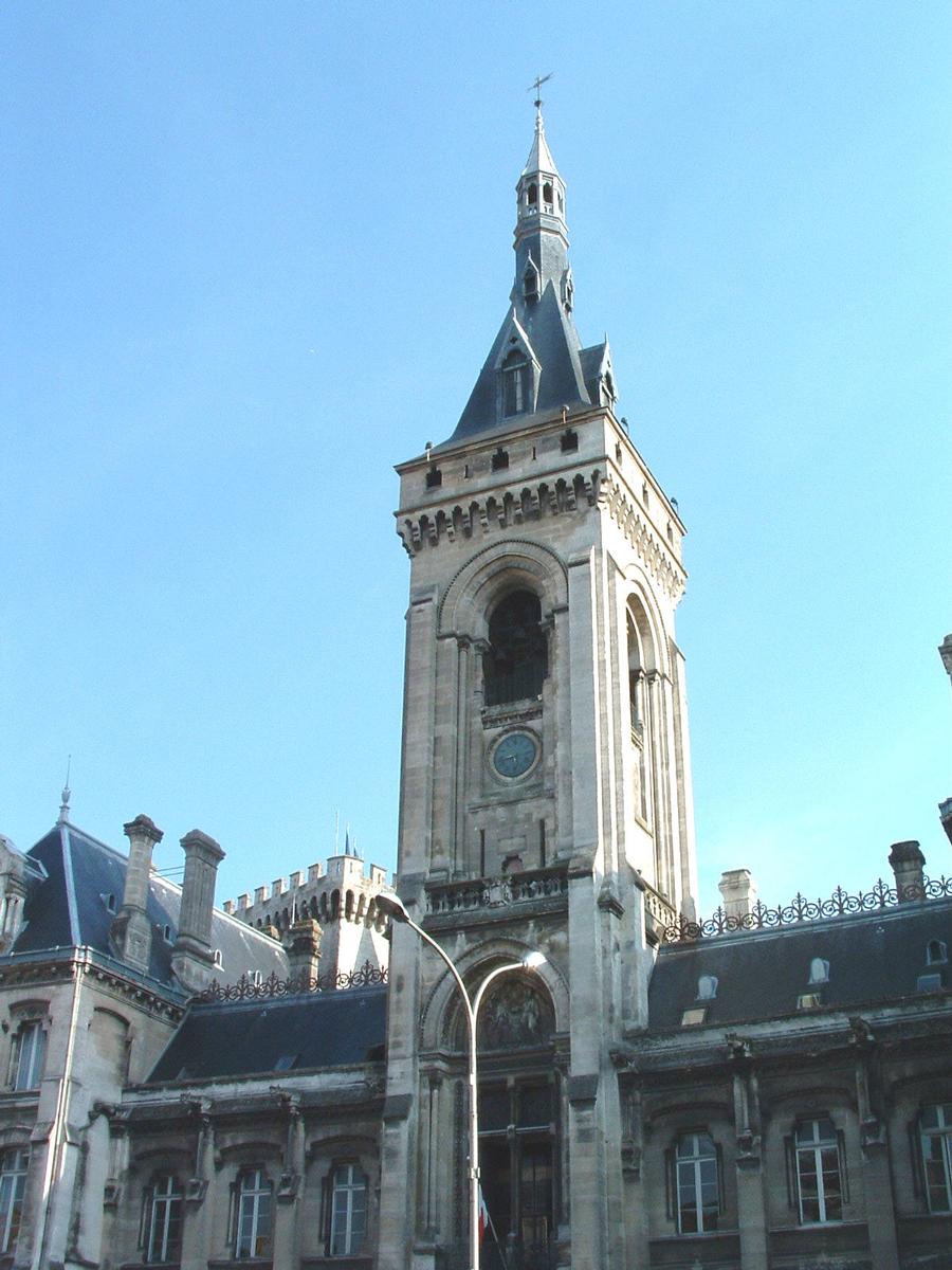 Fiche média no. 51171 L'Hôtel de Ville d'Angoulême construit de 1858 à 1869 à l'emplacement de l'ancien château comtal dont 2 tours du XVè siècle ont été conservées