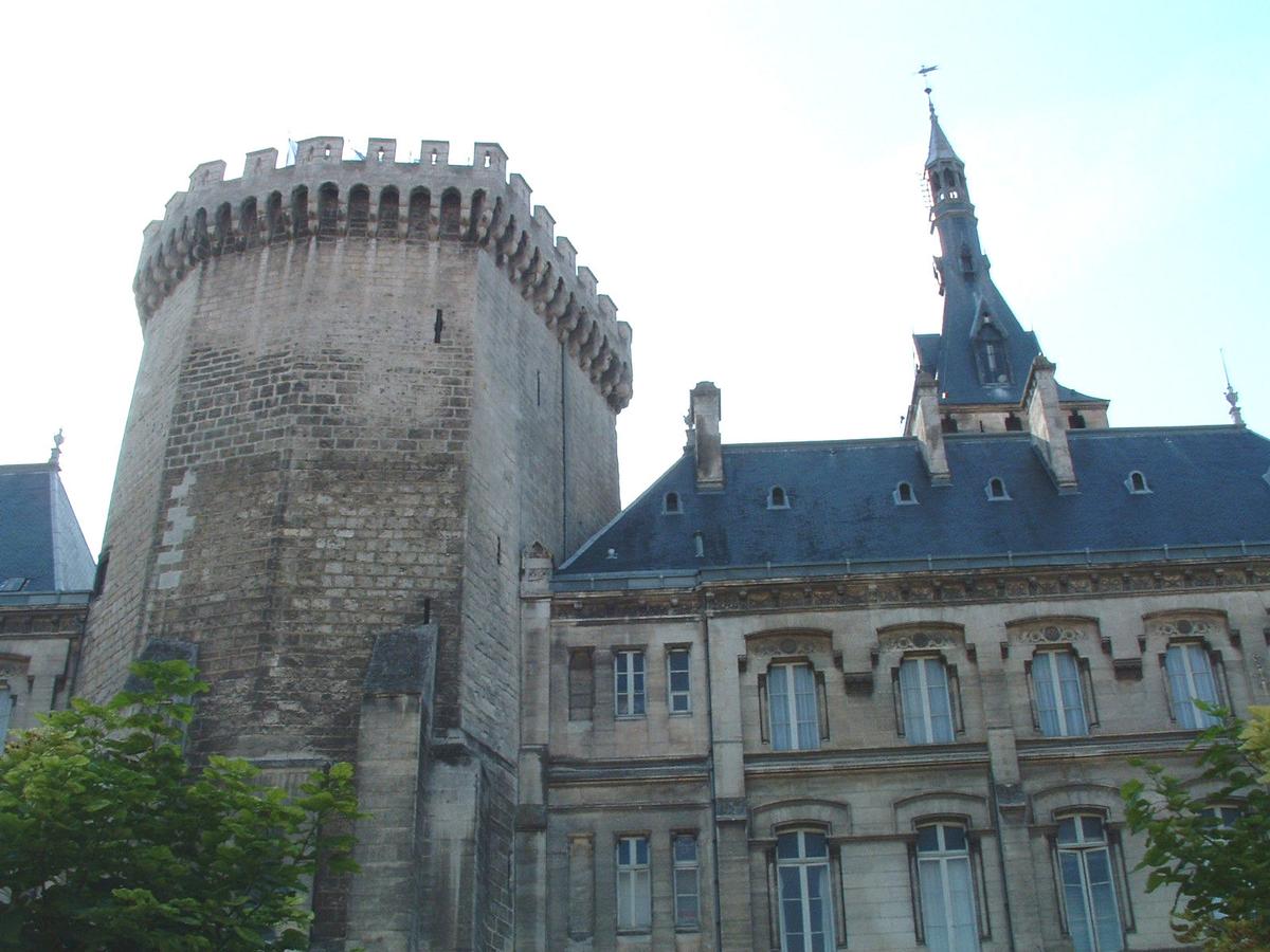 Fiche média no. 51173 L'Hôtel de Ville d'Angoulême construit de 1858 à 1869 à l'emplacement de l'ancien château comtal dont 2 tours du XVè siècle ont été conservées