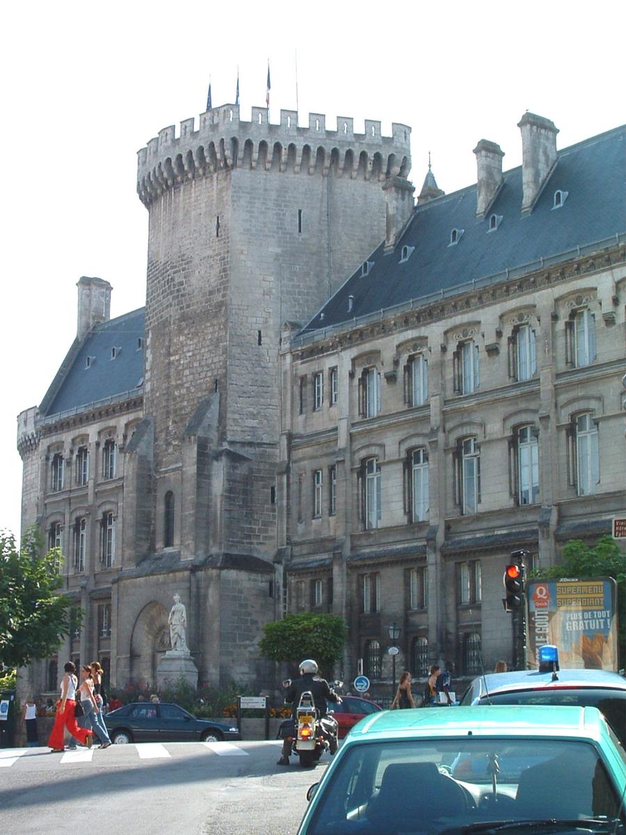 Fiche média no. 51174 L'Hôtel de Ville d'Angoulême construit de 1858 à 1869 à l'emplacement de l'ancien château comtal dont 2 tours du XVè siècle ont été conservées