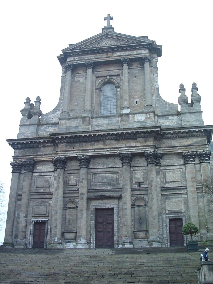 Arras: La cathédrale construite selon les plans de Constant d'Ivry de 1773 à 1833. (Longueur 105 m. Largeur 26 m. Hauteur 32 m.) 