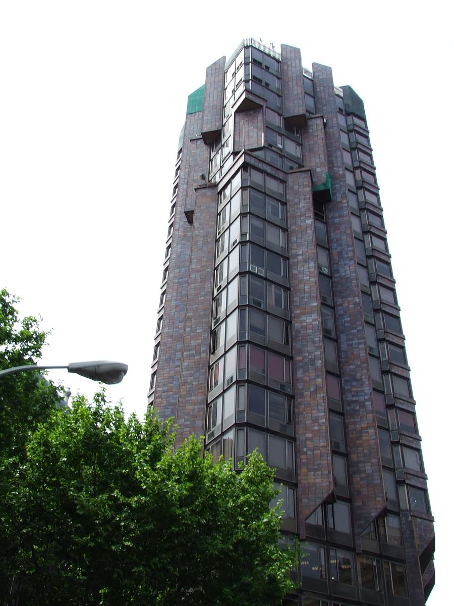 Barcelone: Torre Urquinaona. Hauteur 70 m 