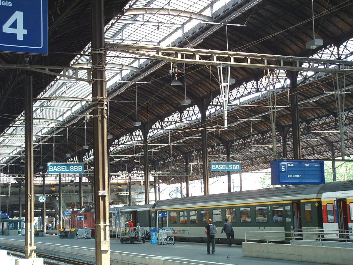 Fiche média no. 43303 Bâle (Basel),Canton de Bâle-Ville, Suisse: Gare principale internationale mixte: CFF (Chemins de Fer Fédéraux) – SNCF (Société Nationale des Chemins de Fer Français)