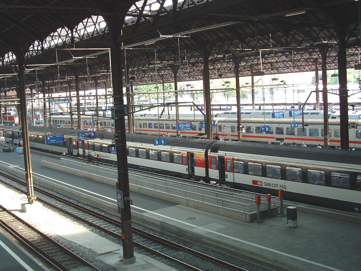 Fiche média no. 43304 Bâle (Basel),Canton de Bâle-Ville, Suisse: Gare principale internationale mixte: CFF (Chemins de Fer Fédéraux) – SNCF (Société Nationale des Chemins de Fer Français)