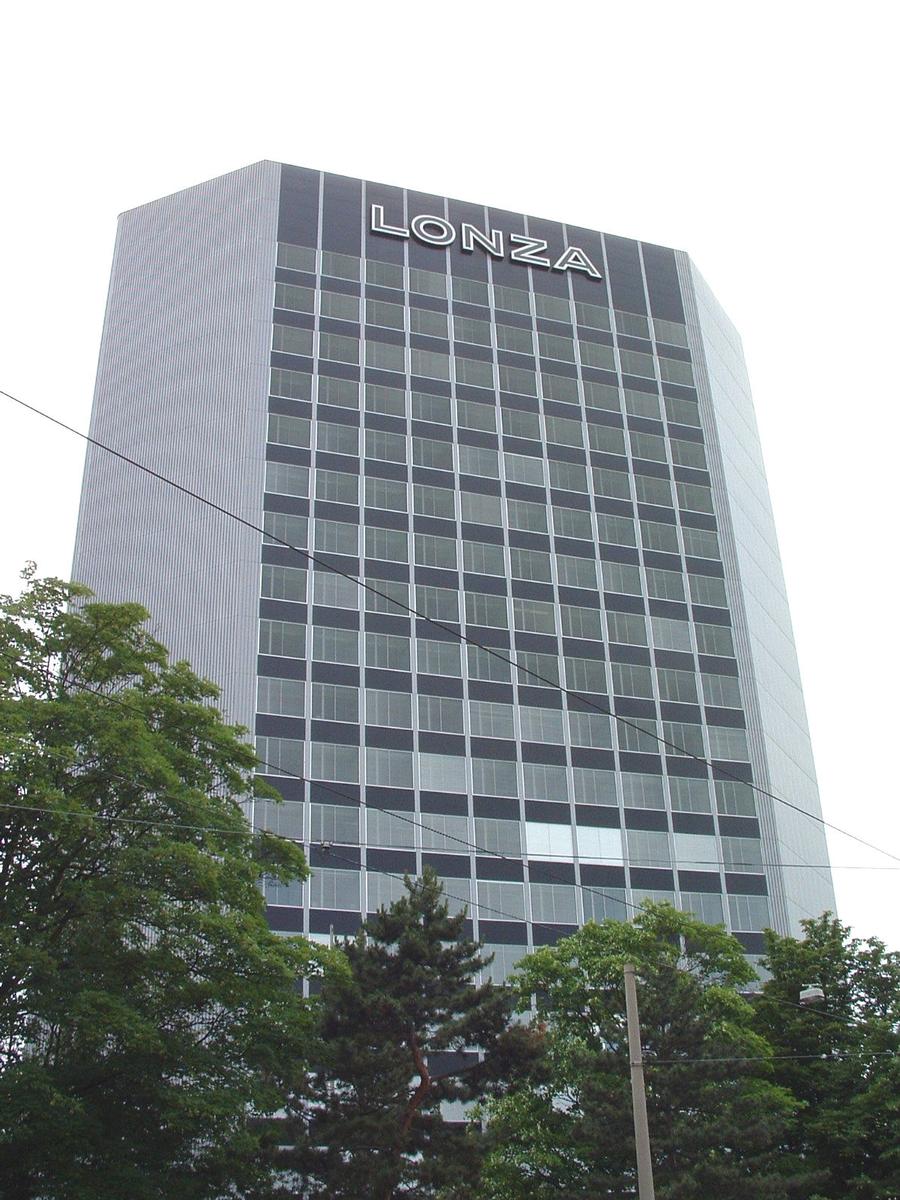 Bâle (Basel/BS/CH):Tour Lonza AG (immeuble de bureaux construit en 1962, rénové en 2003 et d'une hauteur de 68 m) Bâle (Basel/BS/CH): Tour Lonza AG (immeuble de bureaux construit en 1962, rénové en 2003 et d'une hauteur de 68 m)