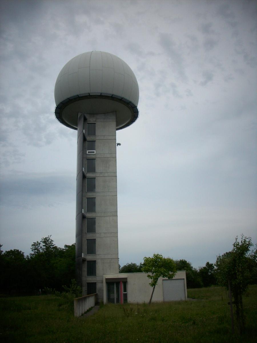 Radar de l'Aviation Civile à Blotzheim dans le Haut-Rhin (68) situé à proximité de l'aéroport international de Mulhouse-Bâle 
