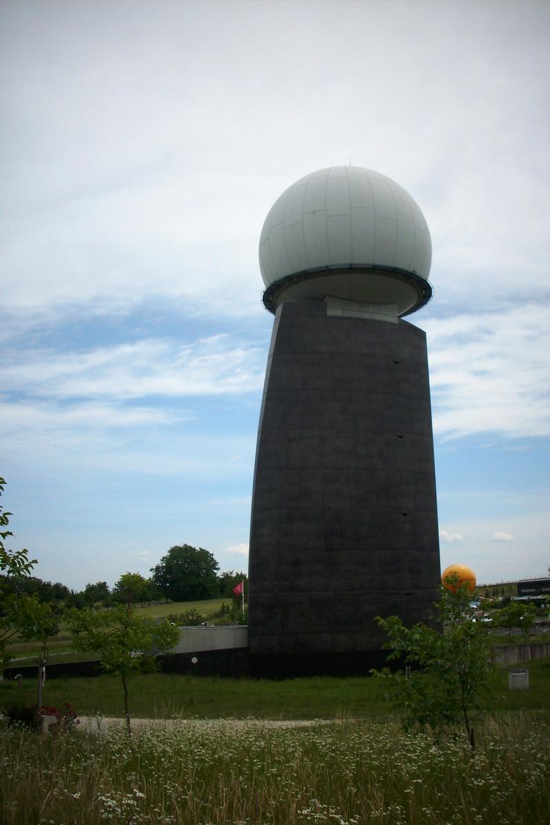 Radar de l'Aviation Civile à Blotzheim dans le Haut-Rhin (68) situé à proximité de l'aéroport international de Mulhouse-Bâle 