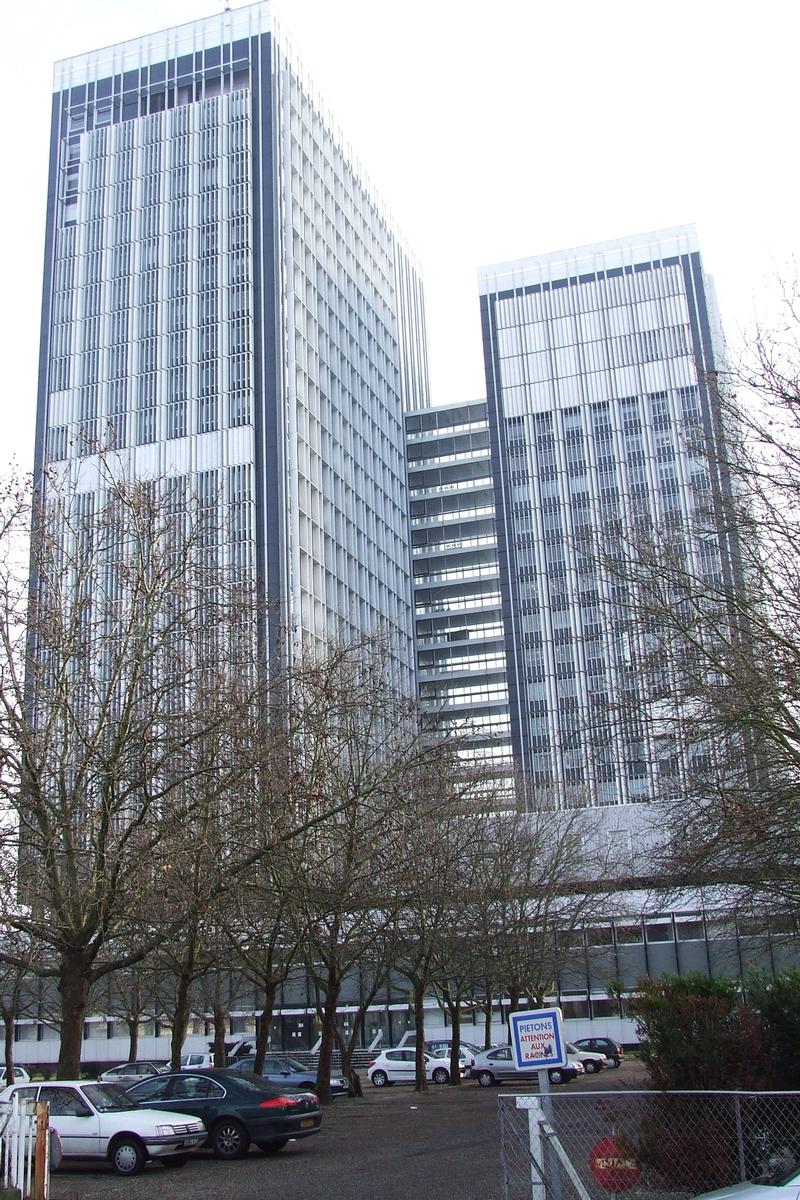 Fiche média no. 75620 Bordeaux: Cité Administrative (Immeubles de bureaux) achevée en 1974 et conçue par Pierre Mathieu (Architecte en chef des Bâtiments de France). Hauteur de l'immeuble, hors du sol: 92 m. Hauteur à la pointe de l'antenne: 112 m