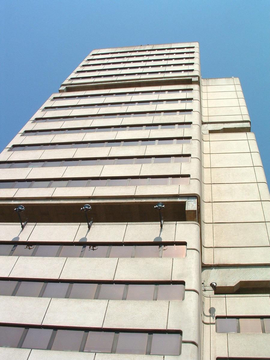 Fiche média no. 52476 Bordeaux (33- Gironde): Tour de la CUB achevée en 1977 et d'une hauteur de 77 m. Immeuble de bureaux (43 294 m²)des services administratifs de la CUB (ommunauté Urbaine de Bordeaux). Architectes: Willerval - Vulic - Lagarde