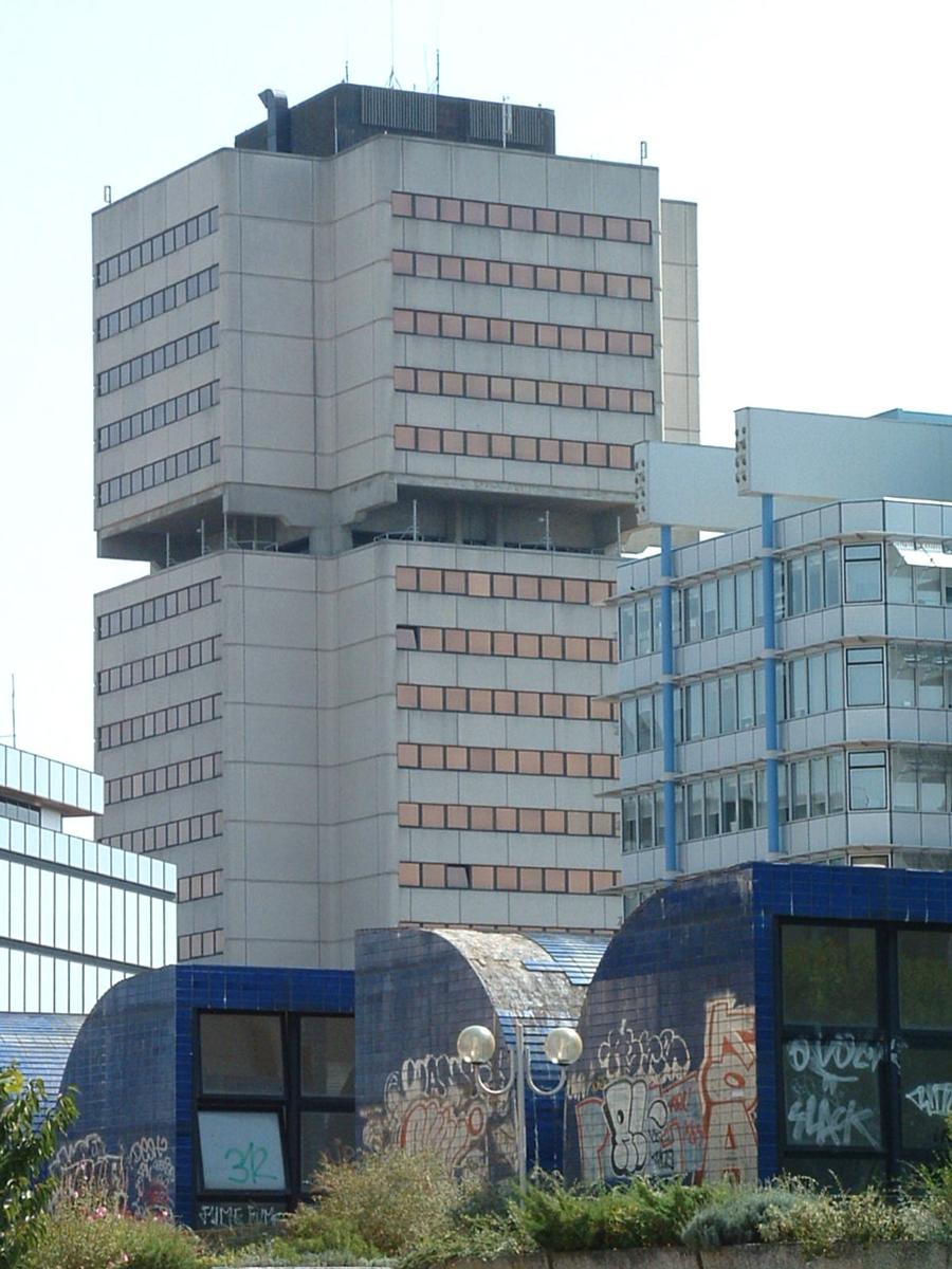 Fiche média no. 52479 Bordeaux (33- Gironde): Tour de la CUB achevée en 1977 et d'une hauteur de 77 m. Immeuble de bureaux (43 294 m²)des services administratifs de la CUB (ommunauté Urbaine de Bordeaux). Architectes: Willerval - Vulic - Lagarde