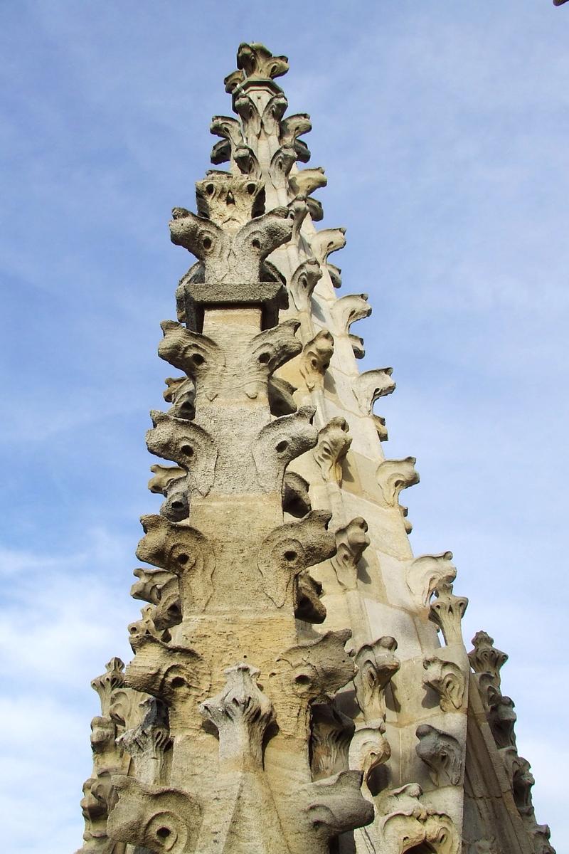 Bordeaux: La Tour Pey-Berland Hauteur totale: 66 m. Hauteur sans la statue: 61 m. Début de la construction: 1440. Fin de la construction: 1863