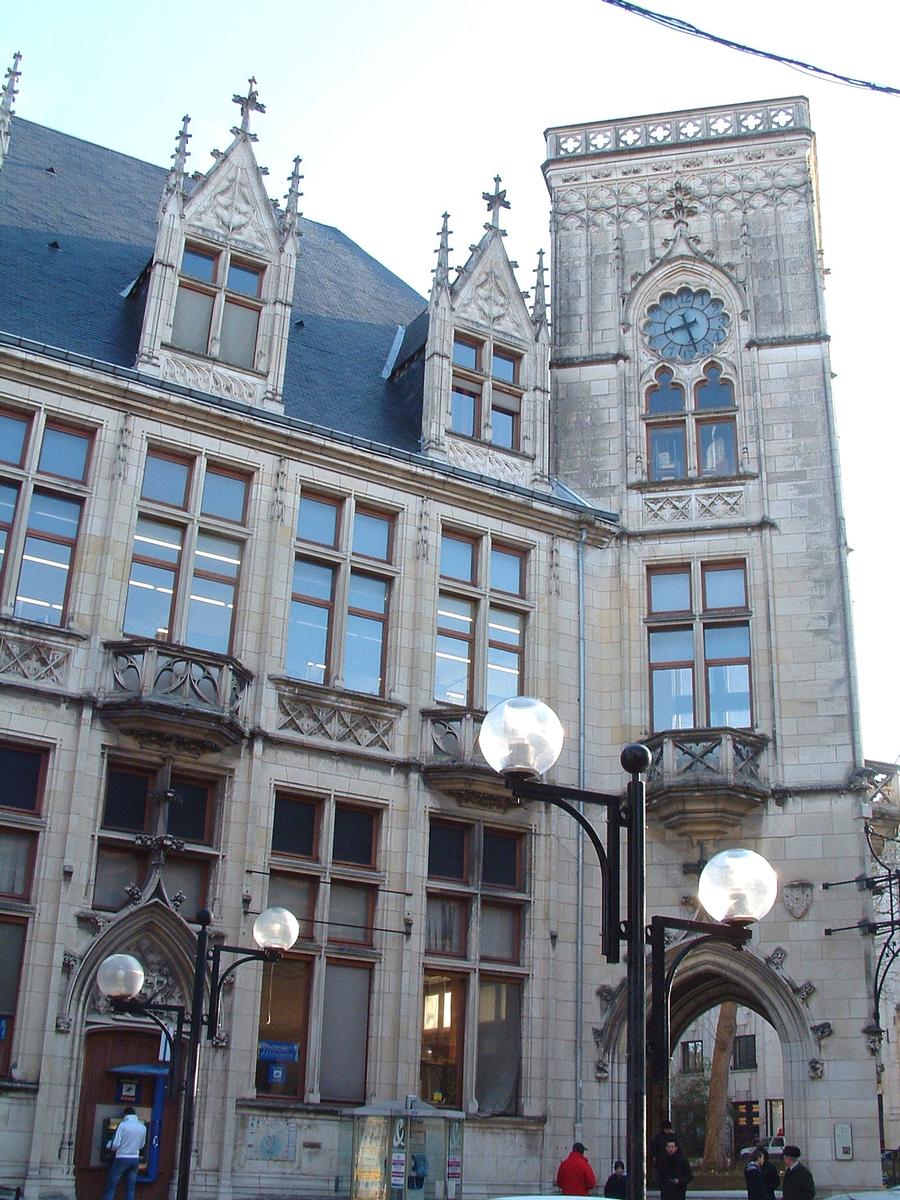Bourges: La Poste Principale au centre-ville 