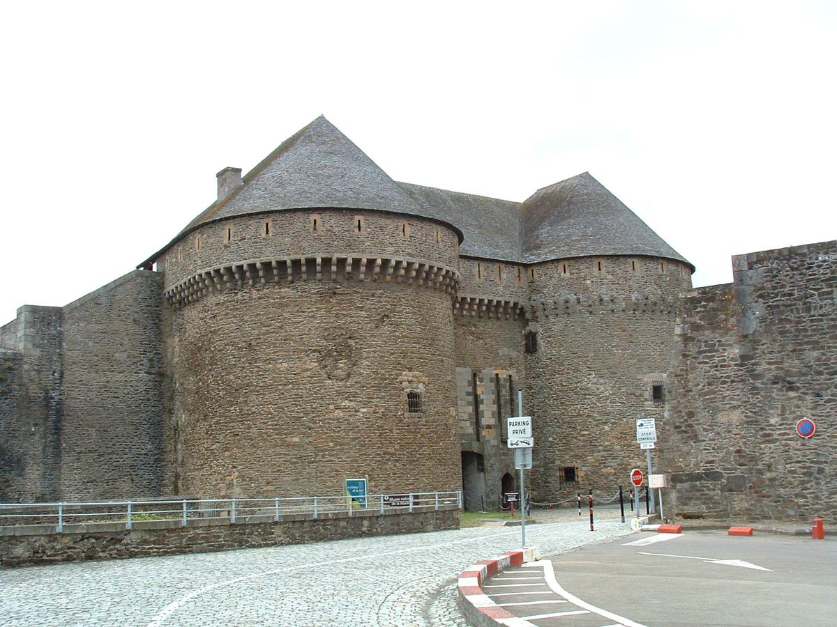 Brest: Le Château. Il abrite un musée et le commandement de la Marine Nationale (Amirauté) Brest: Le Château. Il abrite un musée et le commandement de la Marine Nationale (Amirauté)