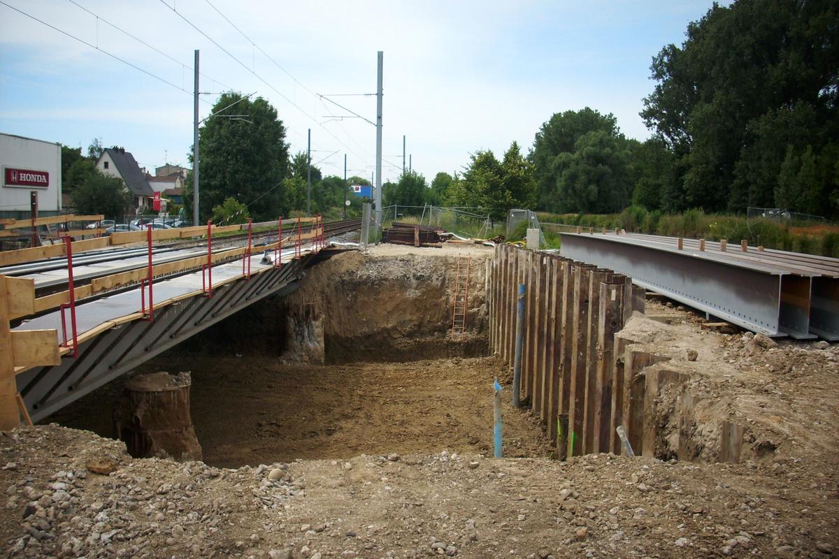 Fiche média no. 141942 Brunstatt (68): Construction d'un passage inférieur sous le canal du Rhône au Rhin et de la ligne SNCF Mulhouse-Belfort. Phase 2: passage sous la voie ferrée