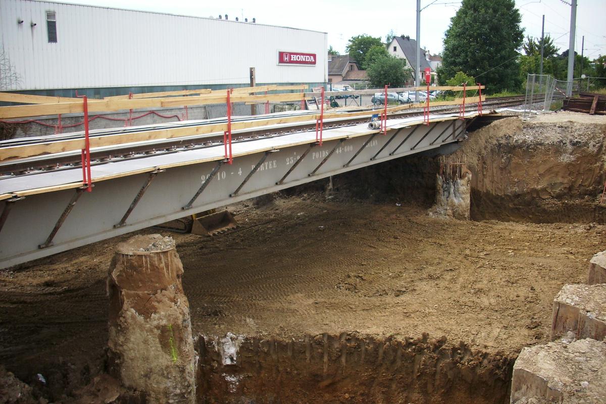 Fiche média no. 141943 Brunstatt (68): Construction d'un passage inférieur sous le canal du Rhône au Rhin et de la ligne SNCF Mulhouse-Belfort. Phase 2: passage sous la voie ferrée
