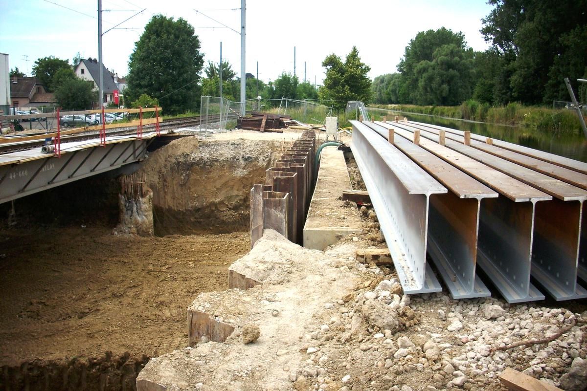 Fiche média no. 141944 Brunstatt (68): Construction d'un passage inférieur sous le canal du Rhône au Rhin et de la ligne SNCF Mulhouse-Belfort. Phase 2: passage sous la voie ferrée