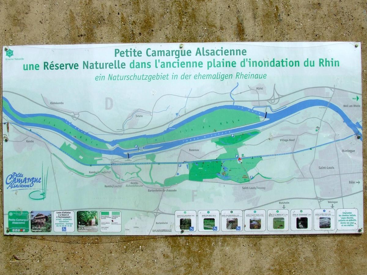 Canal de Huningue reliant le Canal du Rhône au Rhin à Niffer au Rhin à Huningue 