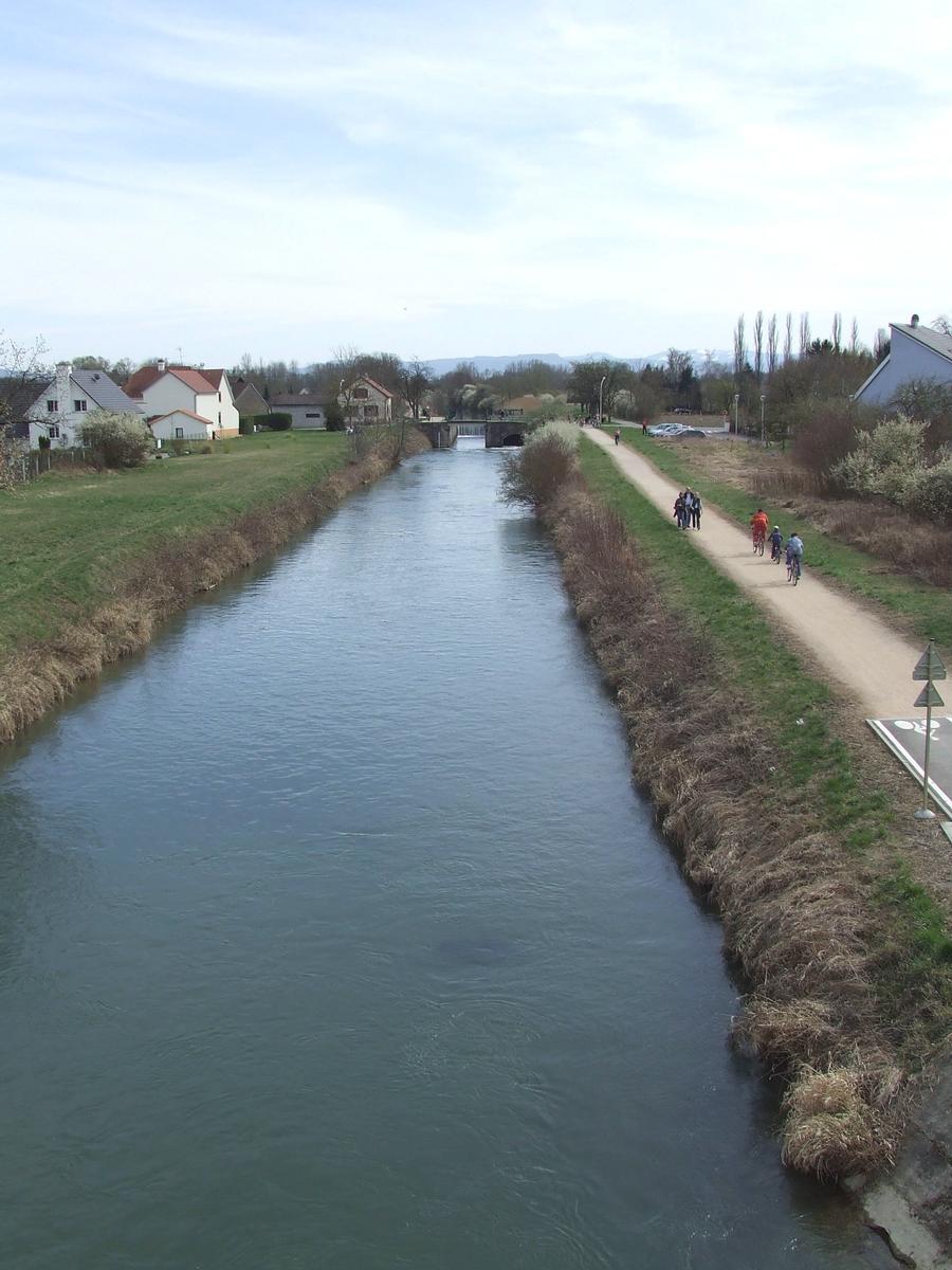 Le Canal de Huningue à Rosenau (68/Haut-Rhin/Alsace). Le Canal de Huningue relie le Canal du Rhône au Rhin à Niffer (68) au Rhin à Huningue (68)