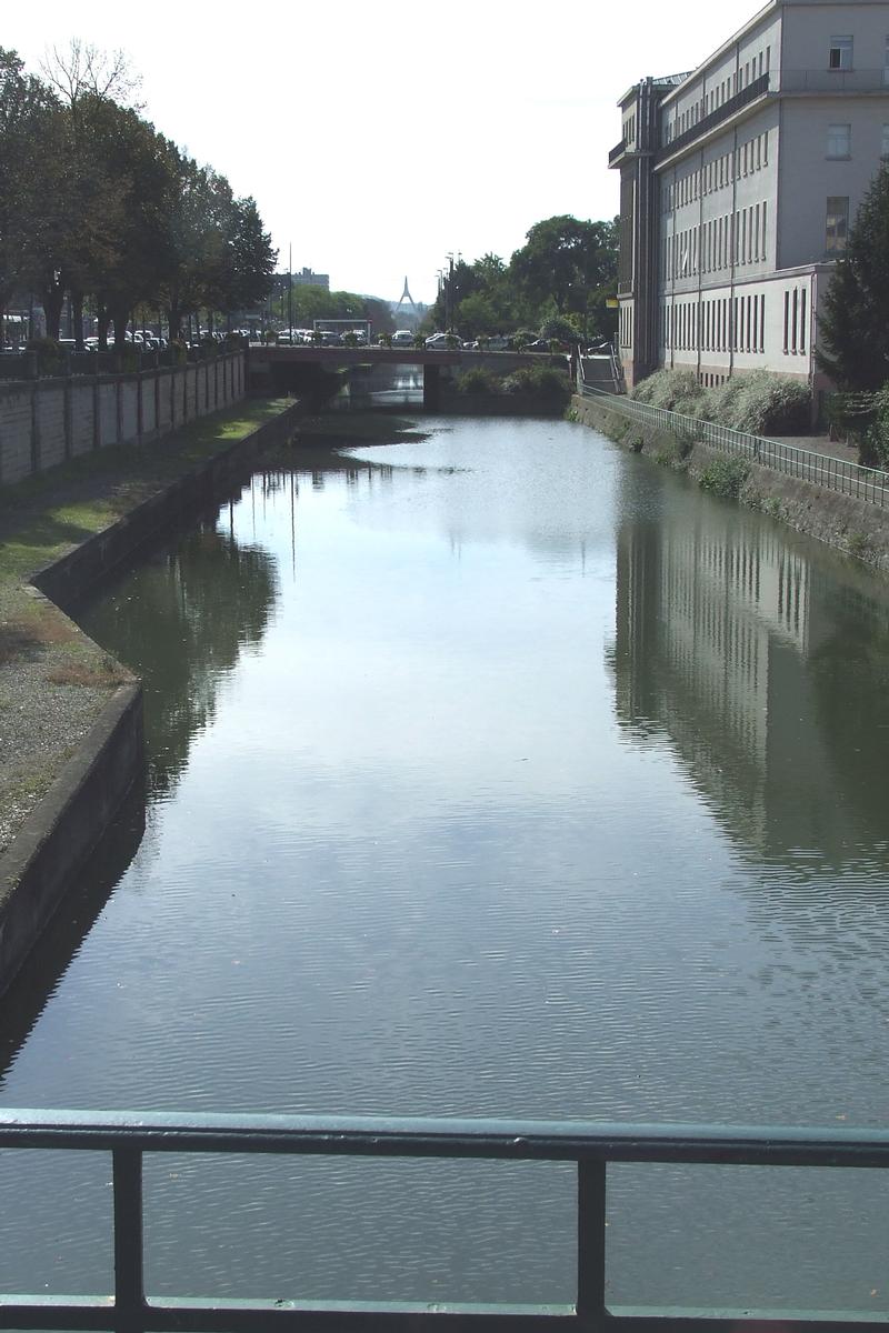 Canal du Rhône au Rhin à Mulhouse, entre la gare SNCF et le Musée d'Impression sur Etoffes 