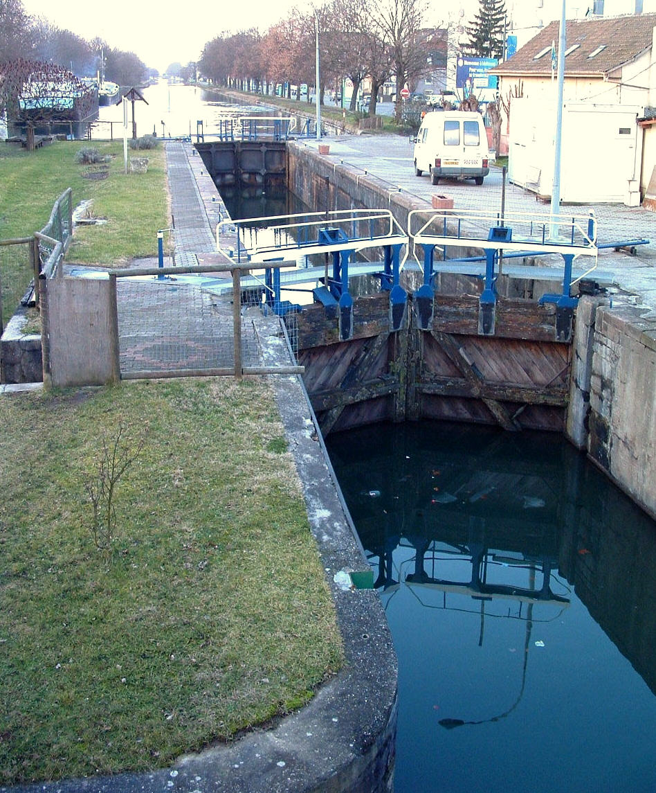 L'ancienne écluse N° 41 du Canal du Rhône au Rhin à Mulhouse, en janvier 2005 