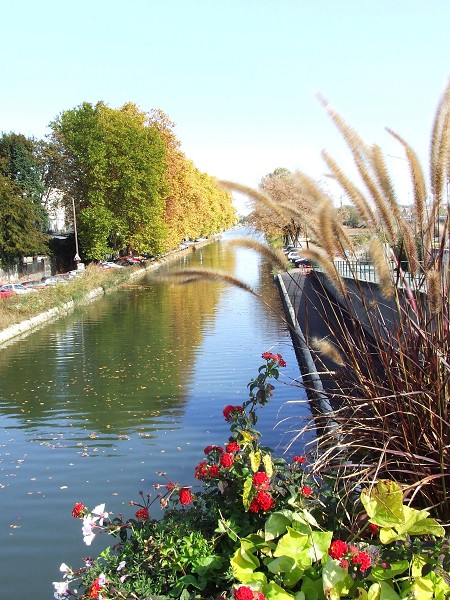 Canal du Rhône au Rhin à Mulhouse près de la gare SNCF. Vue en direction de l'est (Ile Napoléon - Niffer) 