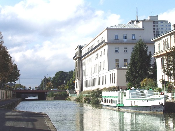 Le Canal du Rhône au Rhin à Mulhouse près de la Gare. (Vue prise en direction du sud-ouest vers le bassin rhodanien) 