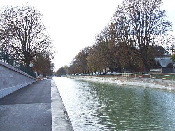 Le Canal du Rhône au Rhin à Mulhouse près de la Gare. (Vue prise en direction du sud-ouest vers le bassin rhodanien) 