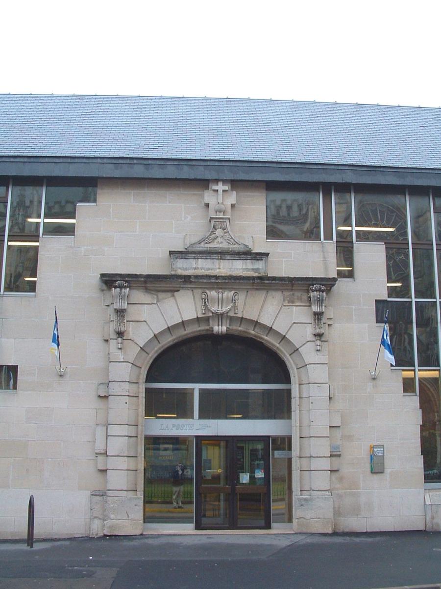 Chalons en Champagne: Portail de l'Hôtel Dieu aujourd'hui intégré à la façade de la poste principale 