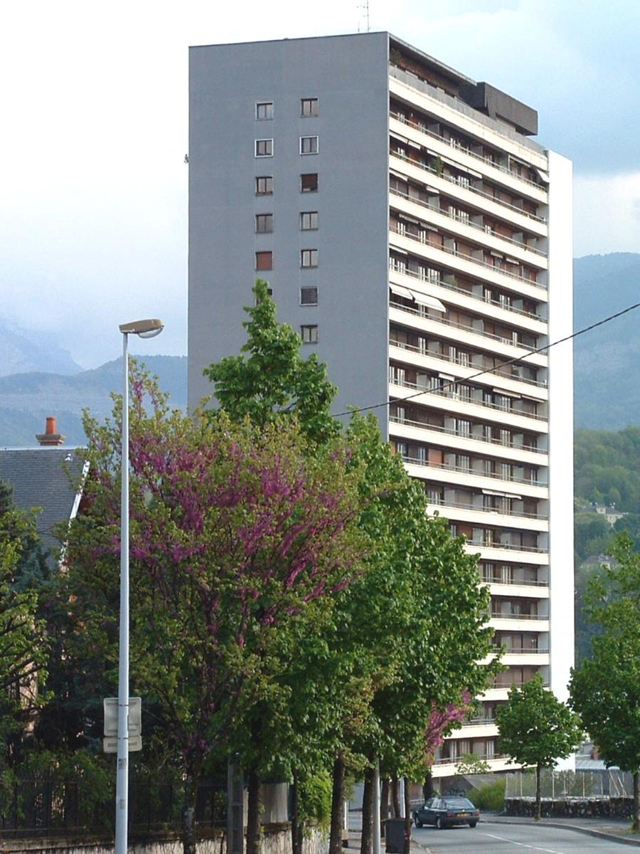 Fiche média no. 40423 Chambéry: La Tour du Centenaire d'une hauteur de 76 m.(Immeuble d'habitation composé de 27 niveax dont: 1 RdC bas, 1 entre-sol bas, 1 RdC haut, 1 entre-sol haut, 21 étages standart, 1 attique, 1 étage technique)