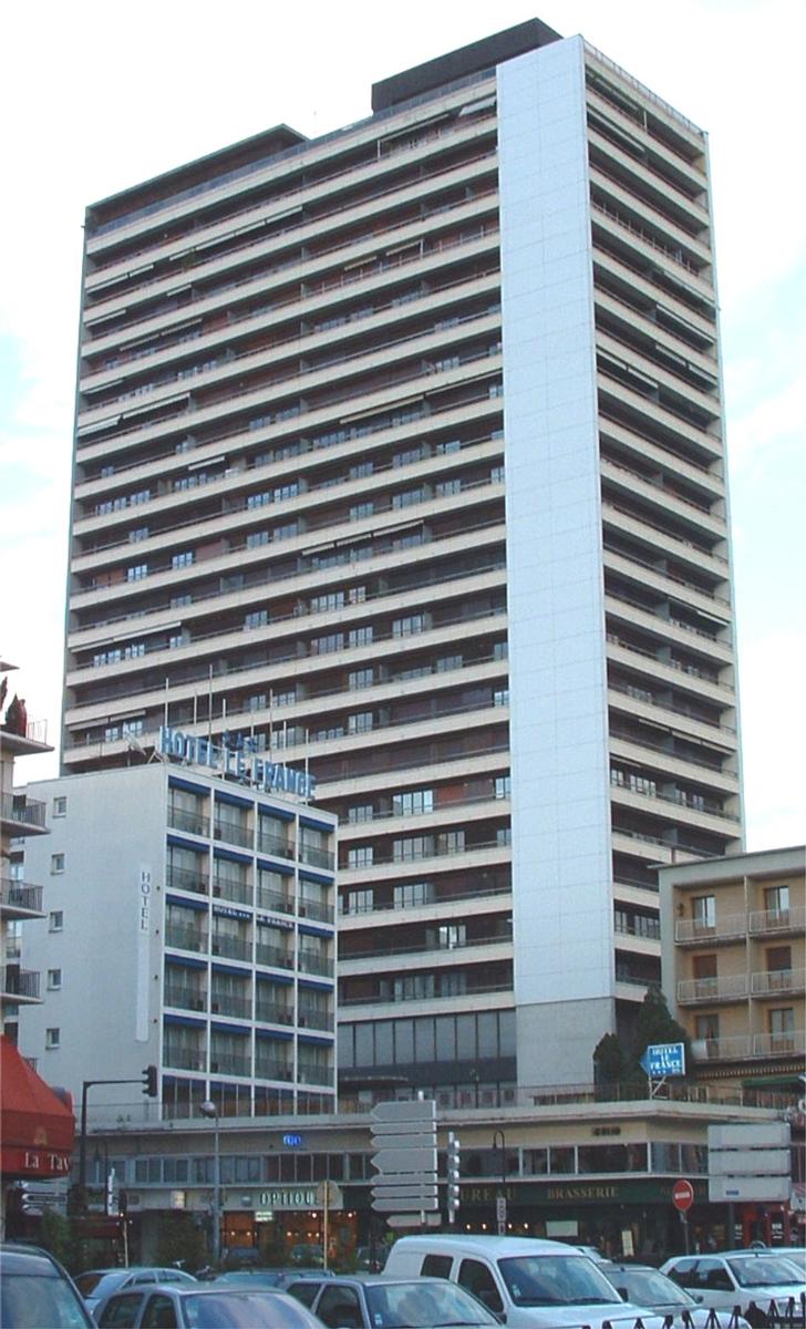 Fiche média no. 40424 Chambéry: La Tour du Centenaire d'une hauteur de 76 m.(Immeuble d'habitation composé de 27 niveax dont: 1 RdC bas, 1 entre-sol bas, 1 RdC haut, 1 entre-sol haut, 21 étages standart, 1 attique, 1 étage technique)