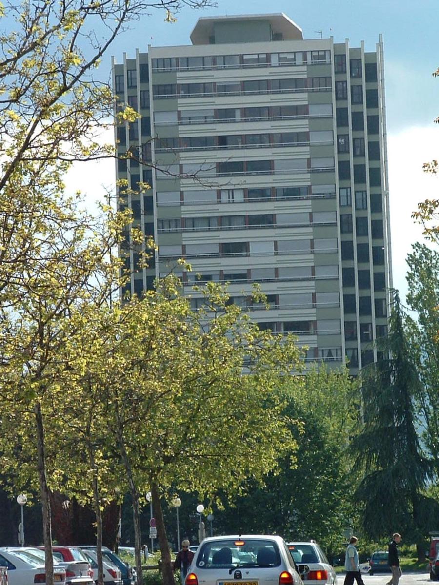 Fiche média no. 39059 Chambéry (73 - Savoie). Le Nivolet, immeuble d'habitation à Chambéry-Le Molard. Hauteur 63 m - 23 niveaux dont 1RdC bas, 2 Entre-sols, 1 RdC haut,18 niveaux standard, 1 niveau technique