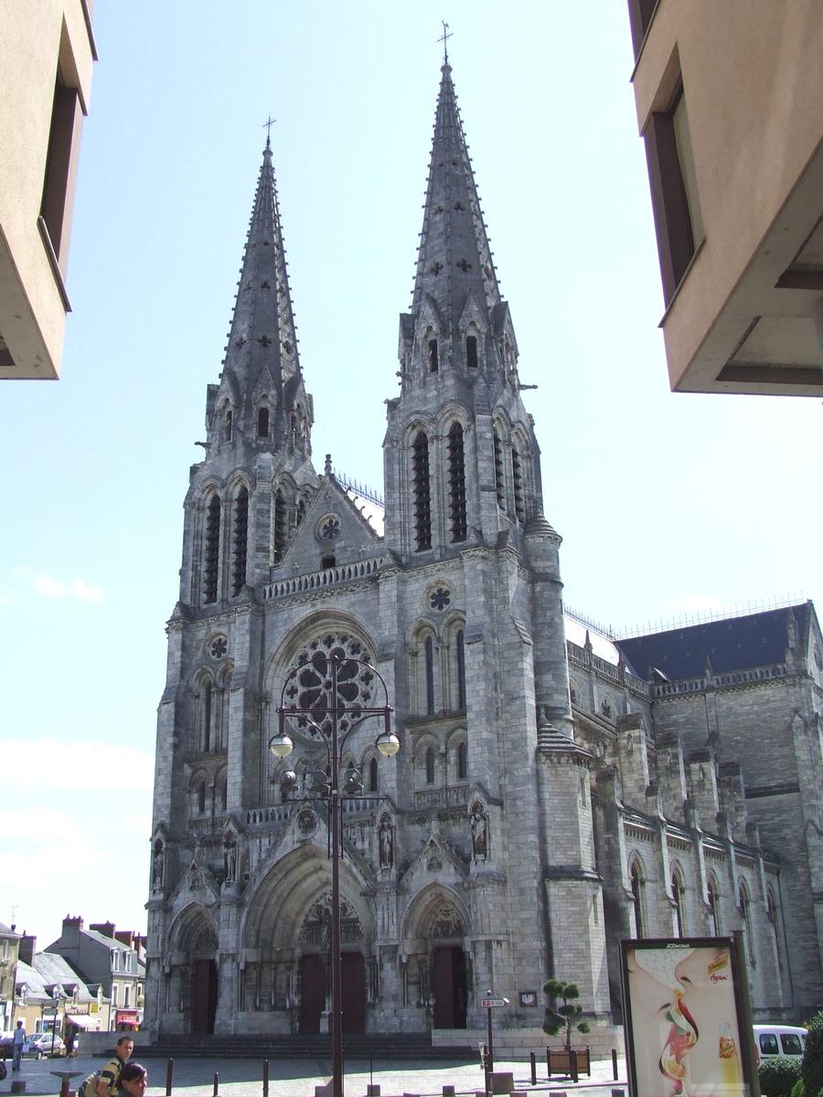 Eglise St André de Châteauroux.Hauteur des 2 flèches: 68 m 