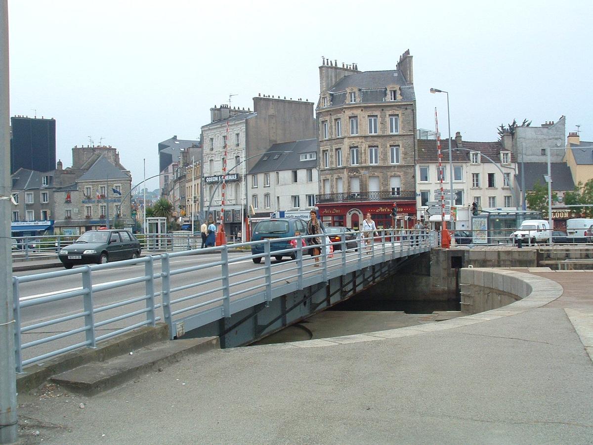 Pont tournant à Cherbourg (50/Manche) situé entre l'avant-port et le bassin du Commerce 