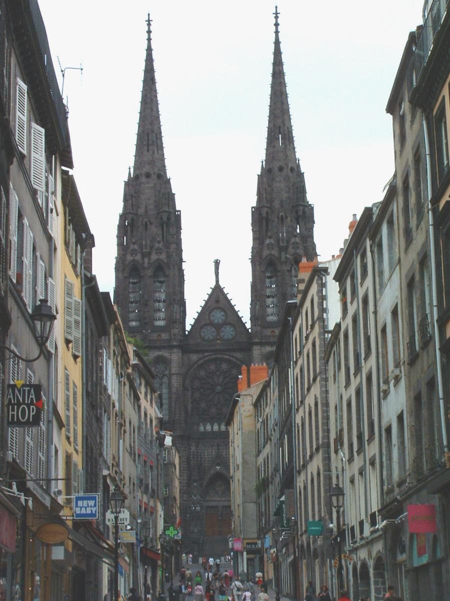 Cathédrale de Clermont-Ferrand Hauteur 96,2 m. (Source: Office du Tourisme et Ville de Clermont-Ferrand)