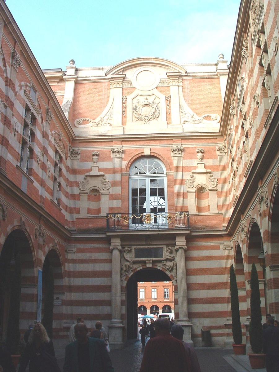 Toulouse: Cour intérieure du Capitole, côté ouest 