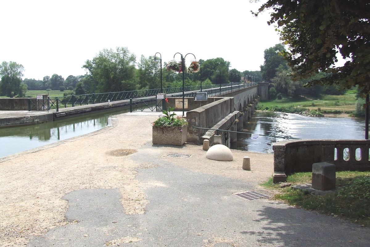 Digoin: Pont-canal du Canal latéral à la Loire sur la Loire 