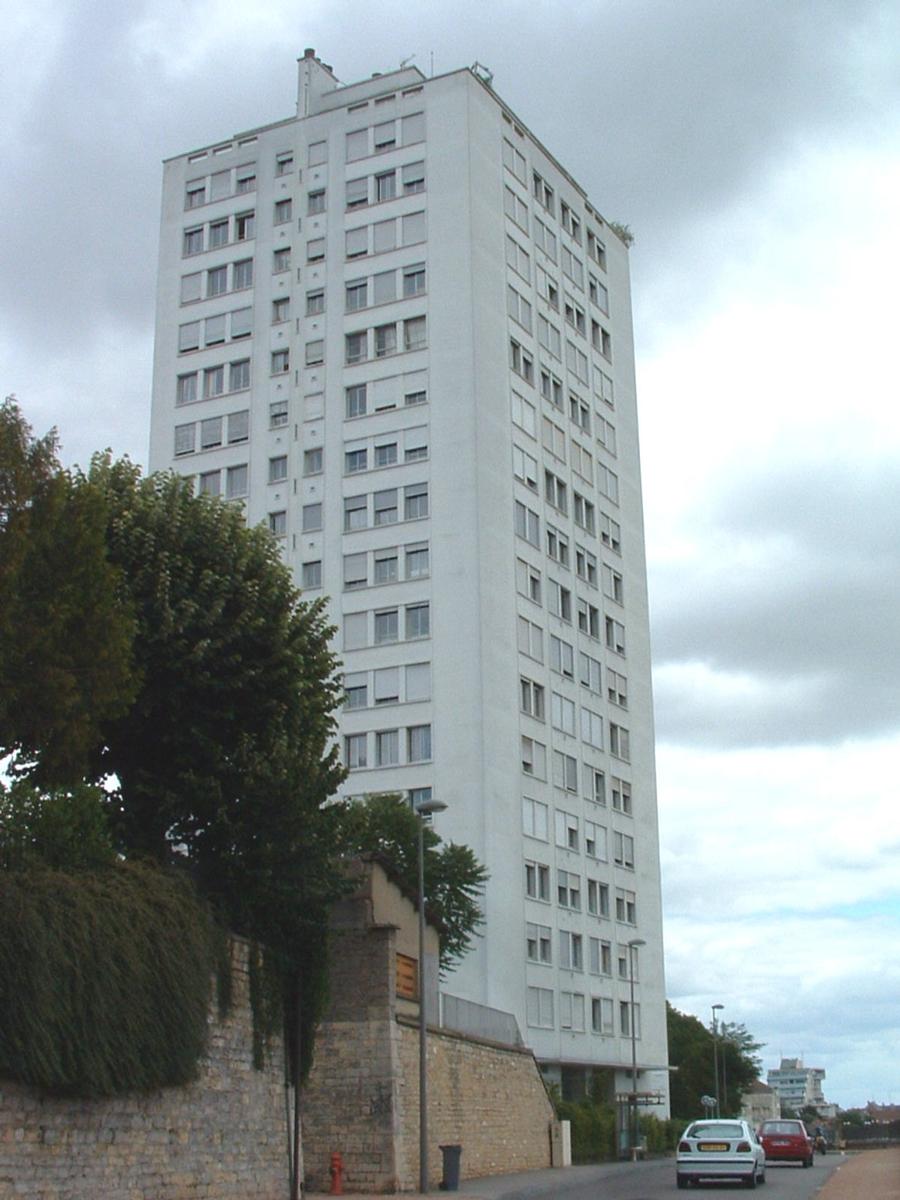 Dijon (23-Côte d'Or - Bourgogne):La Tour Bagatelle, le plus haut immeuble de Dijon avec 51,5 m de hauteur.(Usage habitation) Dijon (23-Côte d'Or - Bourgogne): La Tour Bagatelle, le plus haut immeuble de Dijon avec 51,5 m de hauteur.(Usage habitation)